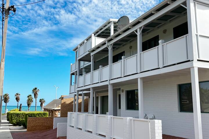 The White House – Kings & Queens ApartmentSuites gallery image 5