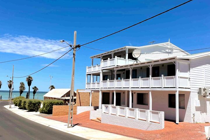 The White House – Kings & Queens ApartmentSuites gallery image 4