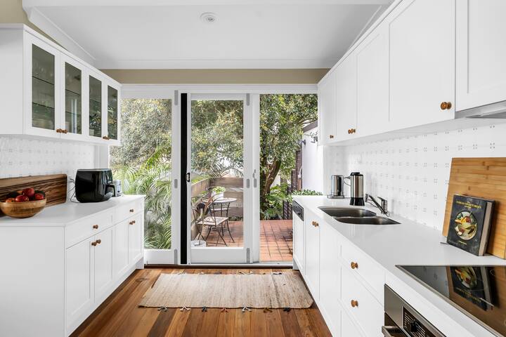 Quiet Bondi Oasis- 3 minute walk to sand gallery image 5