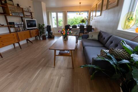 Popular Airbnb listing: Bright retro apartment with good office space in Stavanger
