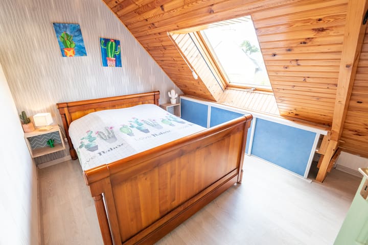 غرفة نوم مزدوجة في الطابق العلوي بسرير 140 سم