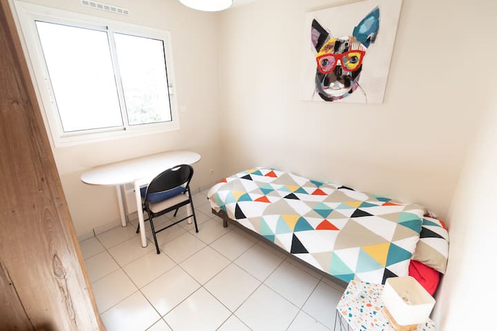 غرفة نوم واحدة في الطابق الأرضي مع مكتب وكرسي وسرير 90 سم وخزانة ملابس