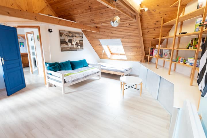 غرفة ألعاب/غرفة أطفال بسريرين فرديين وسرير مزدوج