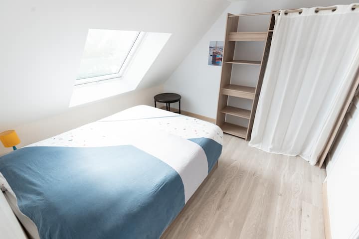 جناح رئيسي في الطابق العلوي بسرير مزدوج ومخزن وحمام خاص