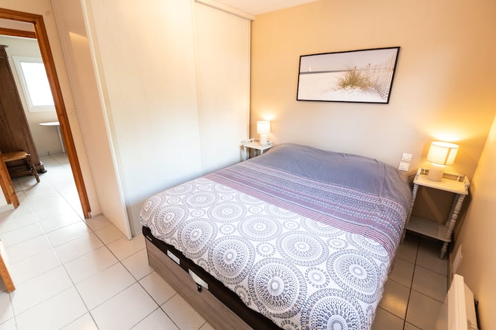 جناح رئيسي في الطابق الأرضي بسرير مزدوج كبير 160 سم ، خزانة ملابس مع خزانة ملابس وحمام خاص