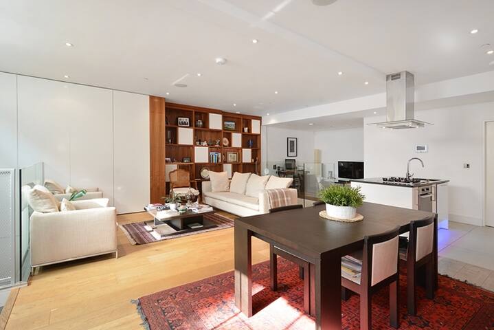 3 Bedroom flat in a quiet Kensington mews gallery image 2