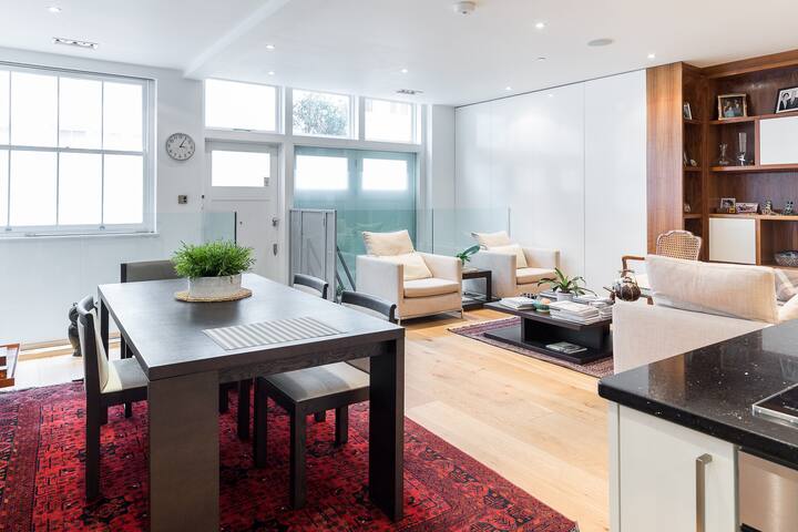 3 Bedroom flat in a quiet Kensington mews gallery image 3