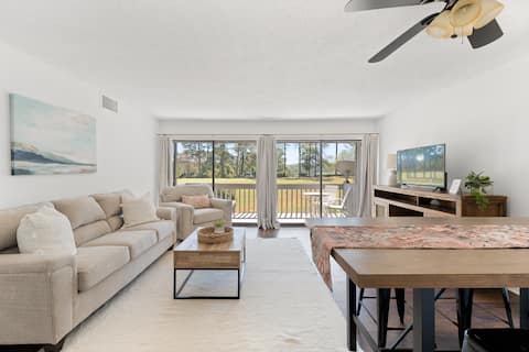 2 /2 Condo Overlooking 18th Hole!  Parking + Wi-Fi