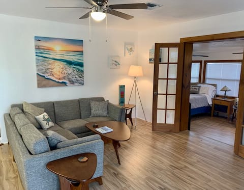 2/1 Coastal Town Oasis ~ Minutes to the Beach