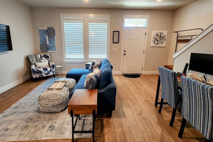 Cheerful, Comfy, Cute 2 Bed Townhome - Billings, MT