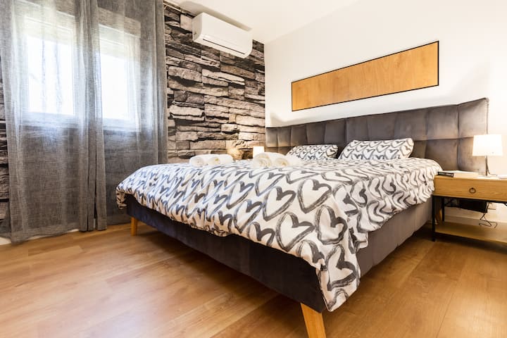 Dormitorio principal con aire acondicionado