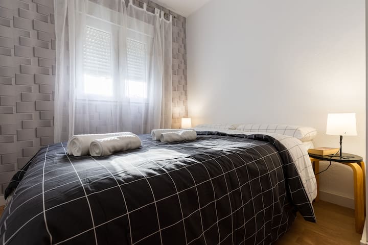 Dormitorio con cama de matrimonio