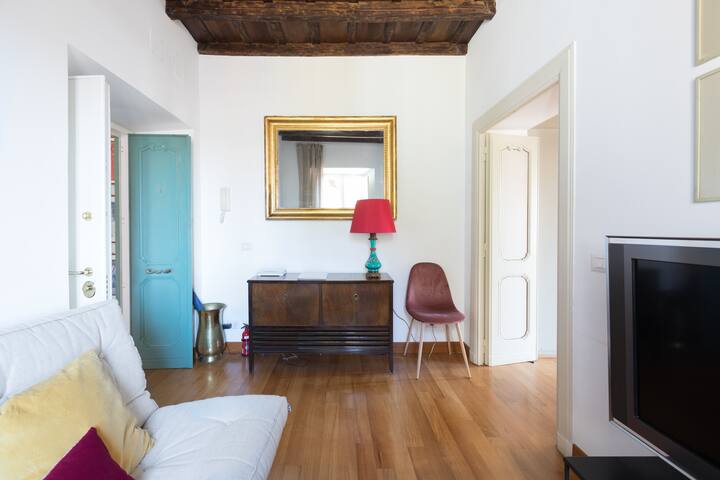 Wonderful apartment with Pantheon view gallery image 3