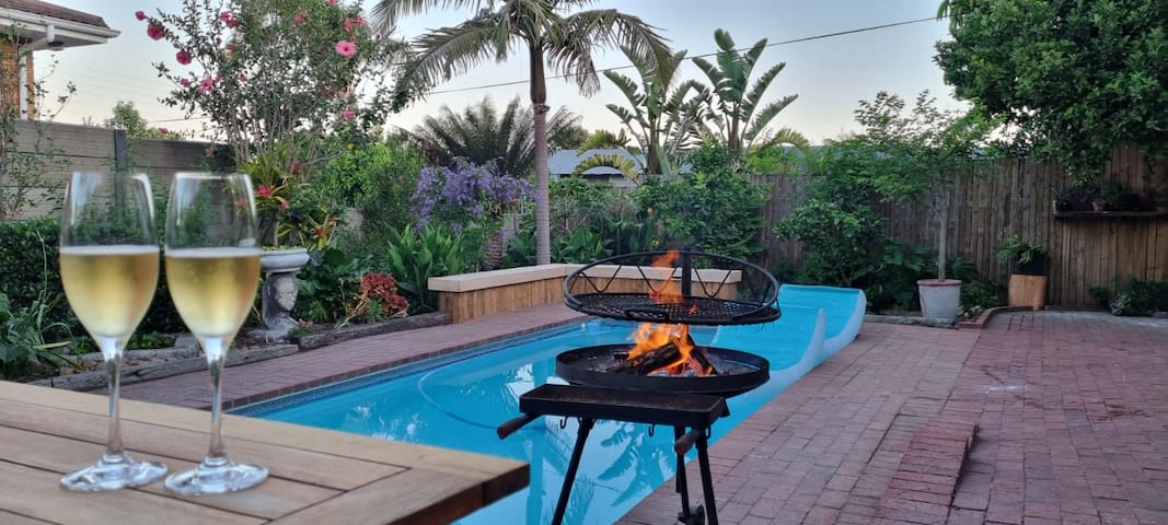 Cape Town 3 bedroom house with pool and braai. gallery image 5
