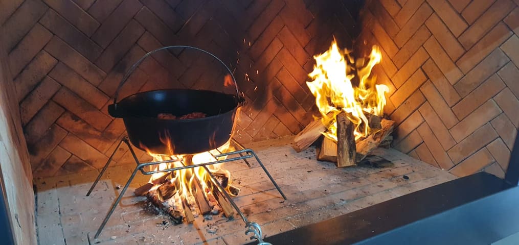 Cape Town 3 bedroom house with pool and braai. gallery image 4