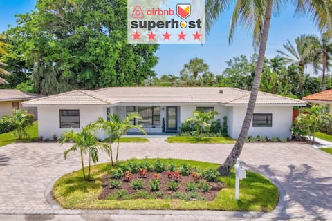 Walk to Ocean •4BR Palm Beach Shores •Pet Friendly