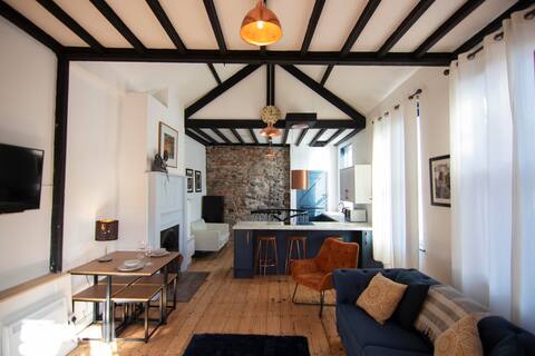 City centre cottage with outdoor space.