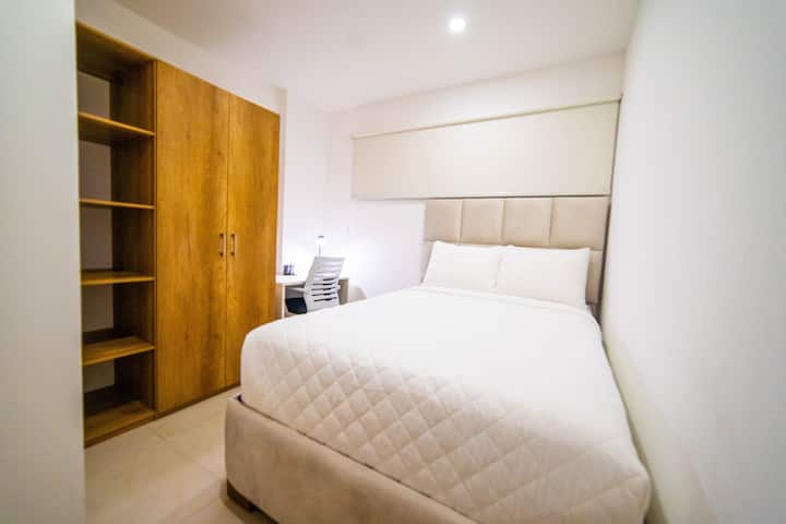 
חדר ג'וניור עם שולחן רב תכליתי ומזגן קריר