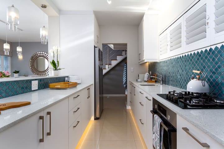 Luxury Home – Ocean, Sunset & Mountain Views gallery image 2