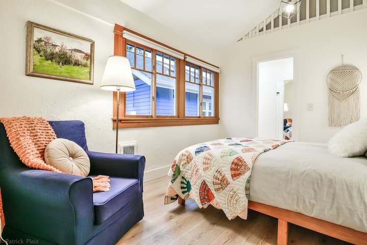 تحتوي غرفة النوم رقم2 على سقف مقبب والكثير من الضوء الطبيعي مع ظلال سوداء. كرسي مريح ومصباح قراءة مع خزانة على طراز المشي. 