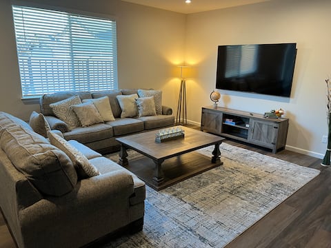 Spacious 4BR home near UC Davis and Sac Airport