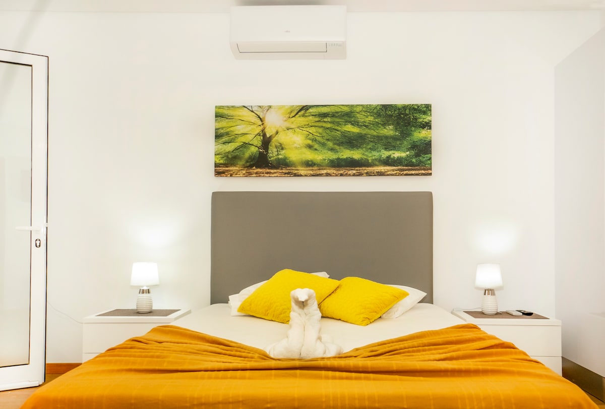 Bed en naast elkaar tafels