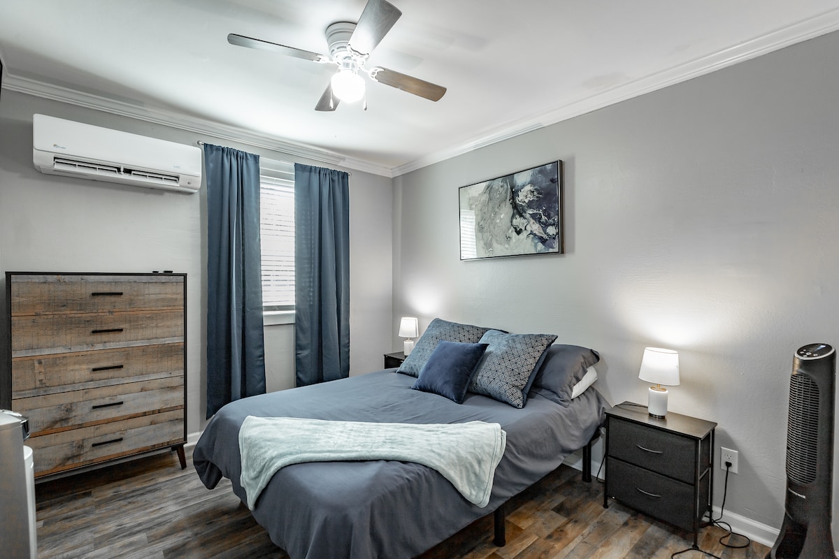 这间舒适的次卧配备全套床、梳妆台、电视和充足的自然光。 这里是一个宁静的空间，非常适合儿童、情侣或任何重视安静的地方来充电的人。