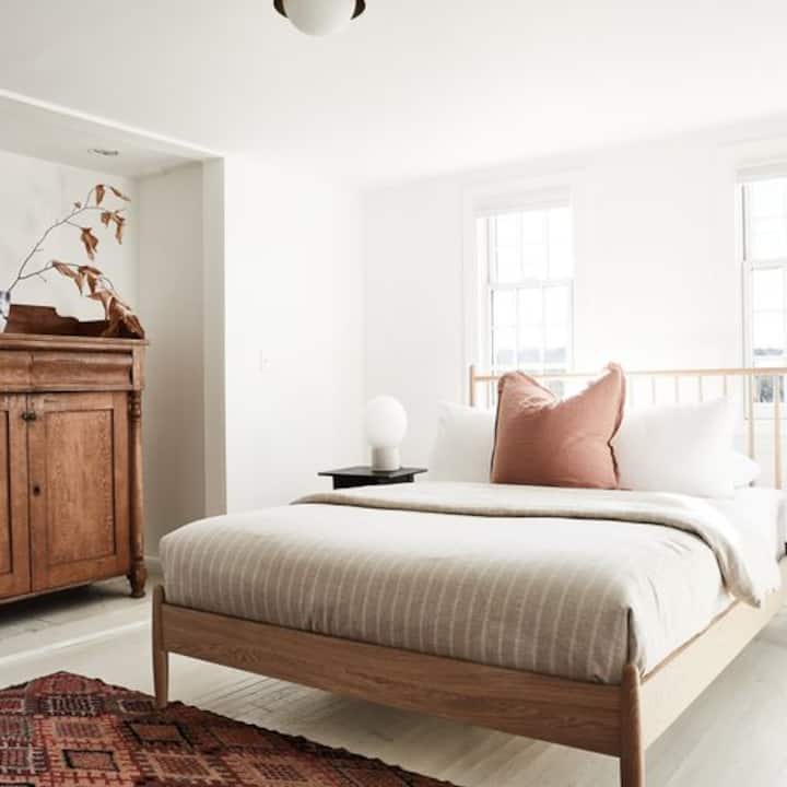 downstairs bedroom, queen