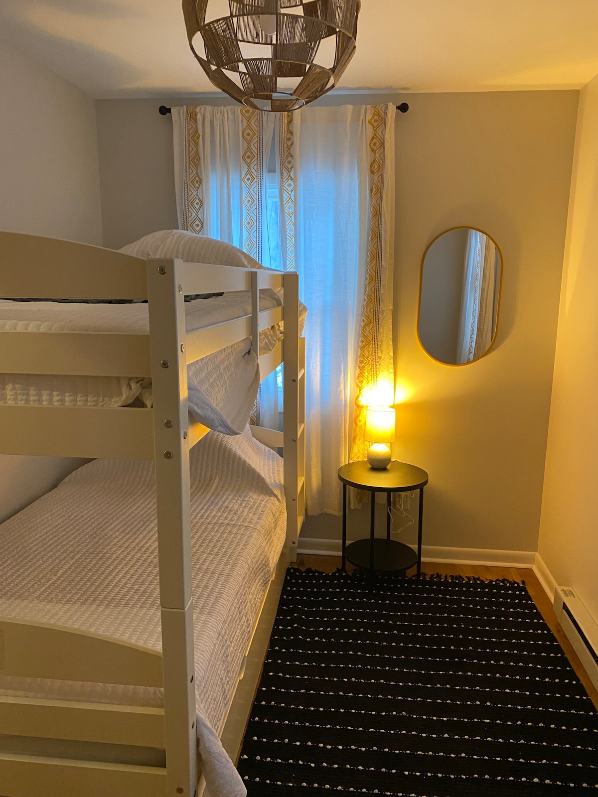 vitanda vya bunk na kitanda cha trundle na godoro ni pamoja na! Inafaa kwa watoto