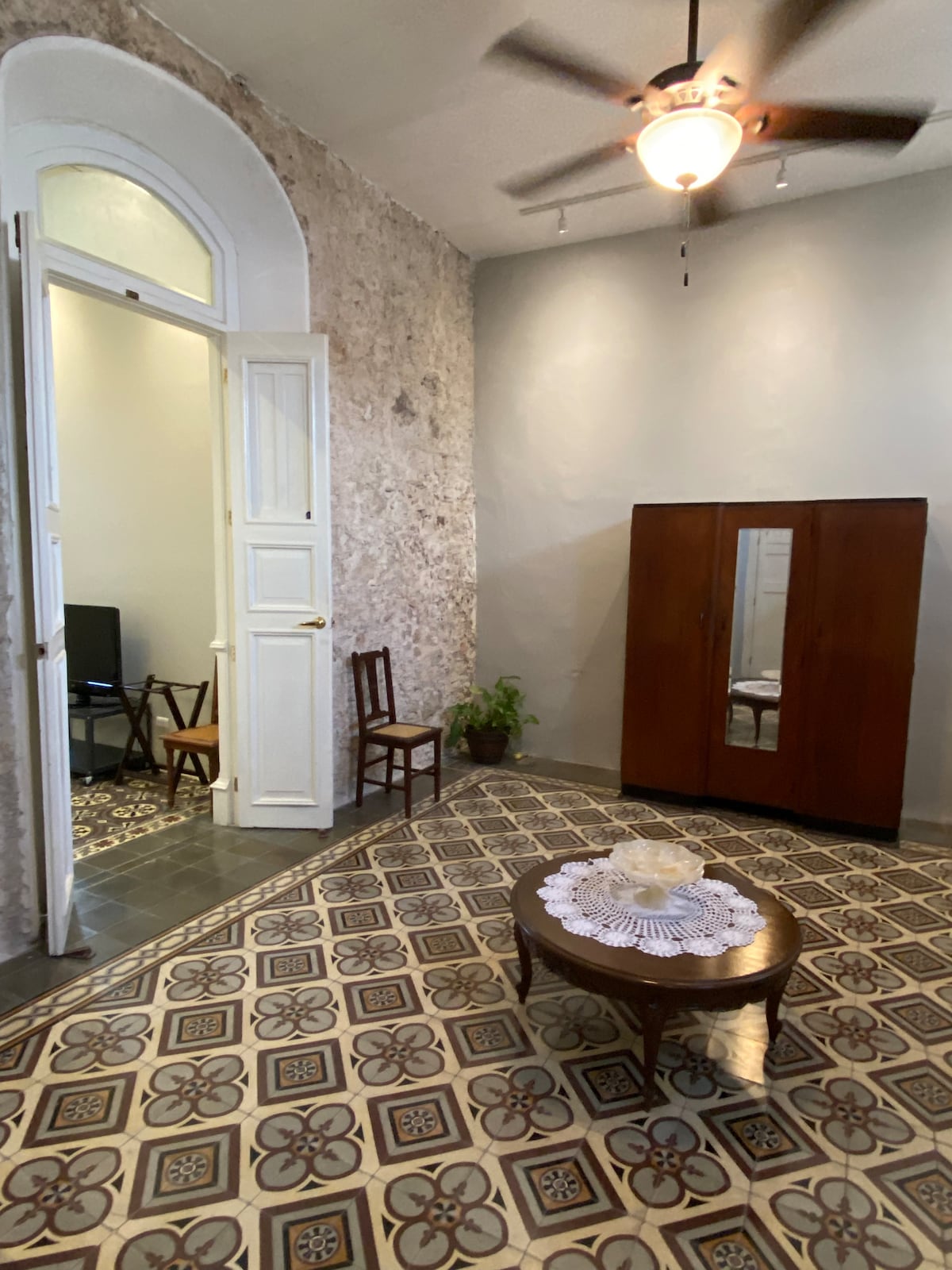 Sebule ya kujitegemea iliyo na mavazi.