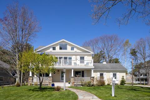 Lovely Beach house in GRB - Heated pool!