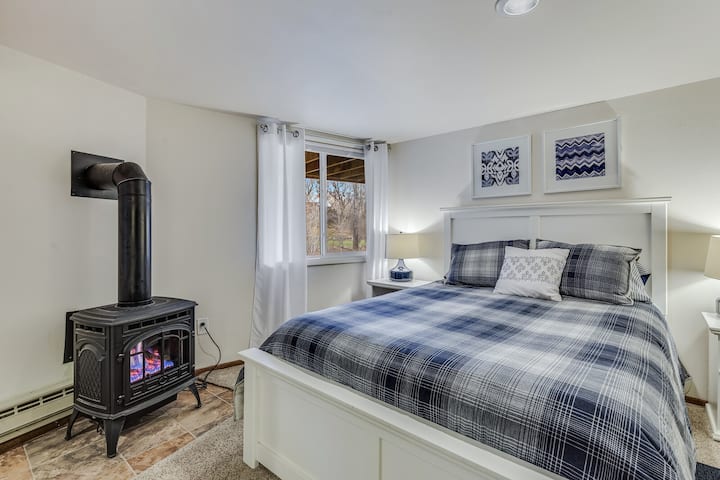 Chambre au niveau inférieur avec lit Queen Size et votre propre cheminée à gaz !
