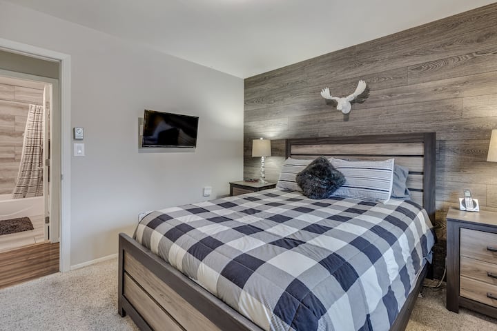 Chambre au niveau principal avec lit Queen Size