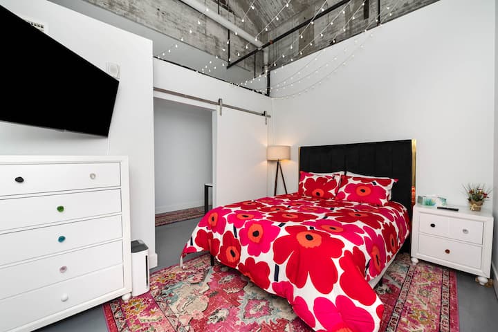 Táto spálňa s manželskou posteľou na prvom poschodí má vlastnú TV s plochou obrazovkou, rozkošné osvetlenie nad ňou a dostatok úložného priestoru pre vaše veci.