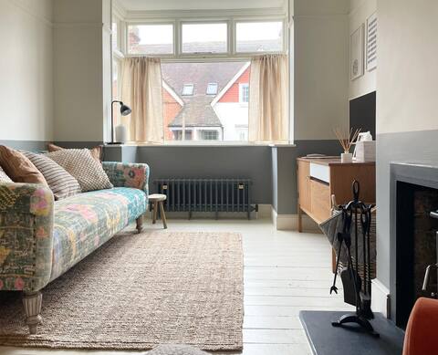 Top performing Airbnb: Family-friendly retreat: EV parking, garden, fire in Chestfield