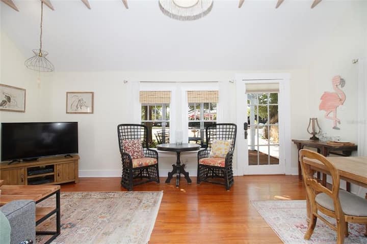 Serenity Bungalow Downtown - Dunedin, FL