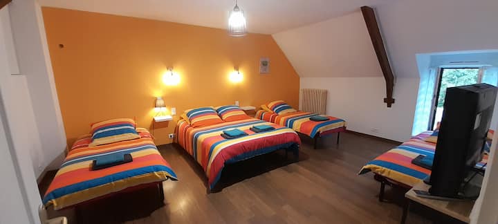 غرفة 1
1 سرير مزدوج
3 أسرّة 1 شخص
1 تلفزيون