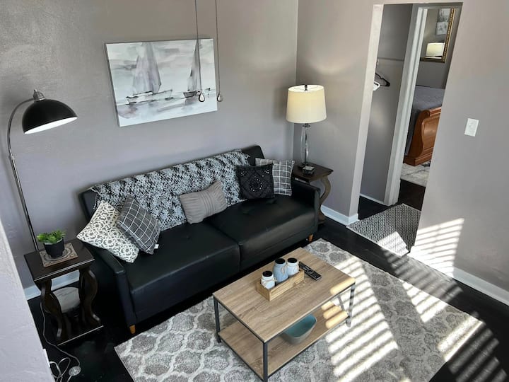 Classy Apt Mins from Airport Bartonville, IL Apartments for Rent in