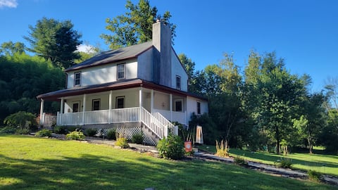 Cheerful 3 bedroom country home with a pool