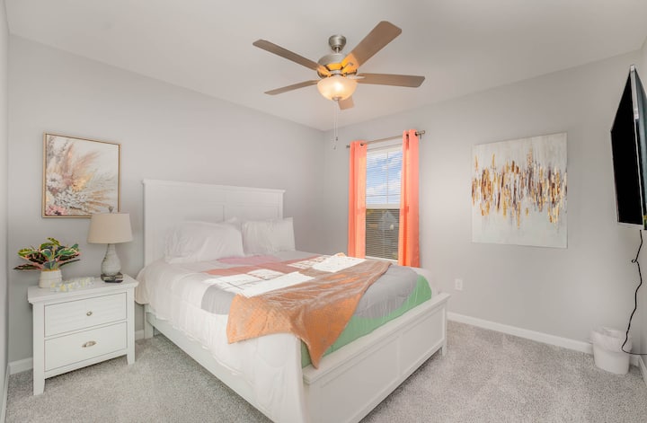 Оваа неодолива брачна спална соба се наоѓа на вториот кат и има сопствен телевизор со рамен екран.