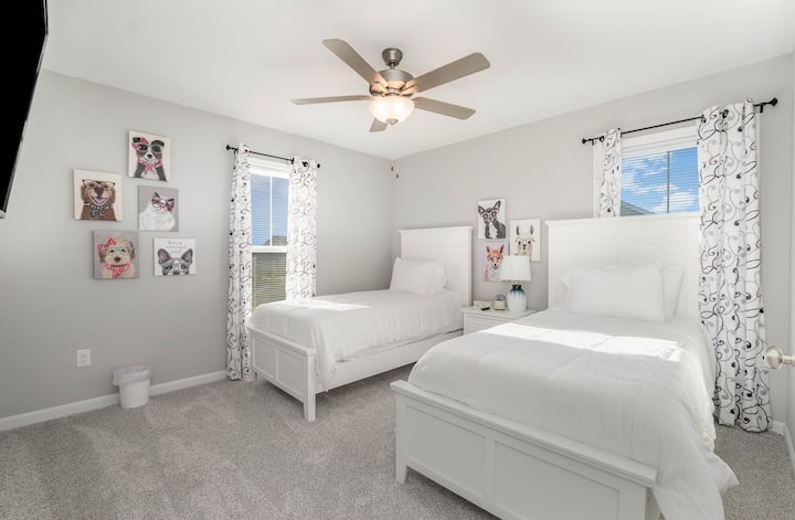 Оваа спална соба на вториот кат има два неодоливи двокреветни кревета што ја прави совршена за мали деца.