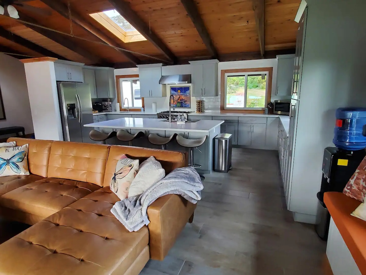 Загреан под со плочки низ целиот дом за да се чувствувате како да сте на нозе.