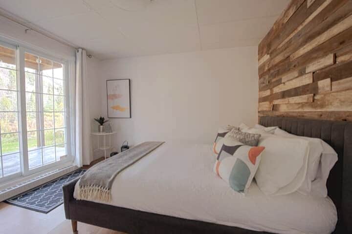 chambre : Carte blanche avec lit Queen et sa terrasse au rez-de-jardin