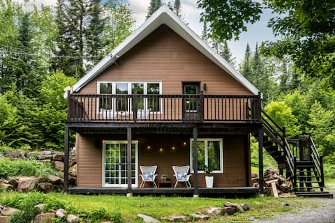 Discover this refuge in the heart of nature with a hot tub