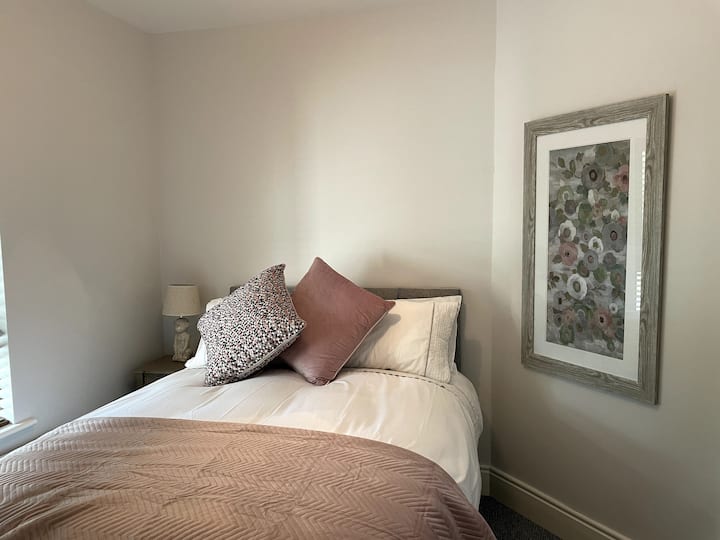 Bedroom 4 - Cozy room with a queen bed