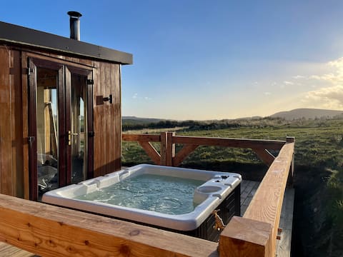 Luxury lodge with hot tub (Shepherd’s Rest)