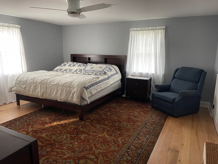 Chambre principale au 1er étage avec lit King Size. Salle de  bain attenante. 