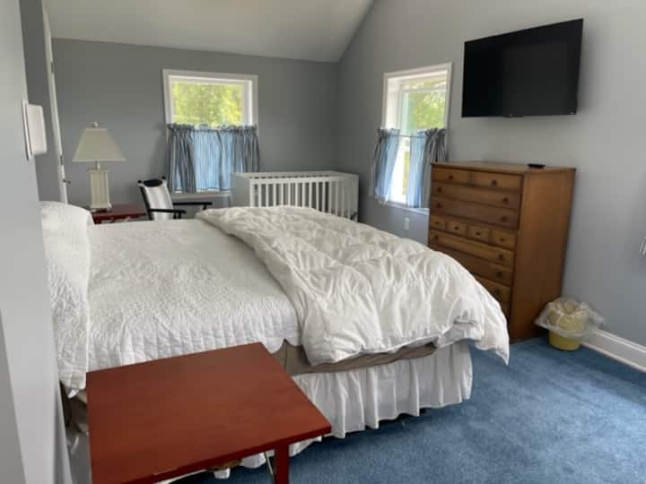 Lit King Size au 2e étage avec lit pour bébé