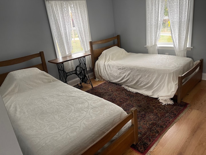 Deux lits jumeaux dans la chambre au deuxième étage