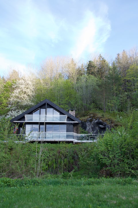 Large cabin with sea view in a peaceful bay